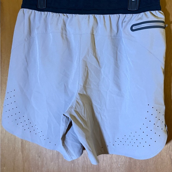 Under Armour Men's Vanish Woven 6" Shorts in Cream and Black - Picture 5 of 7